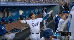 放送事故レベル！ 大谷翔平、中継カメラがとらえたヤバすぎる瞬間　めっちゃデカい… ロバーツ監督へのハイタッチが話題に「風圧スゴそうw」「吹っ飛ぶレベルだな」