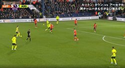 酷すぎる！プレミアリーグでファンが試合を妨害する迷惑行為　悪意丸出しでプレー中のピッチにボールを投げ込む決定的瞬間