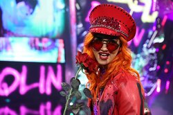 「踏んでほしい」派手髪女子レスラーのきわどめな“ゴスパンク”ツーショットにファン大興奮