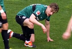 「痛すぎる…」空中ヘッドバッドで大流血！伊藤洋輝チームメイトが敵の頭激突→レフェリーが試合中断の一部始終、元日本代表DFも心配