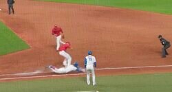 飛びすぎだろ！ 怪我上等のヘッドスライディング炸裂　10年間マイナーで戦った叩き上げ“逆輸入ルーキー” 日ハム・加藤豪将の闘志溢れるプレーに称賛の嵐