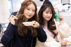 『恋ステ』まじゅ＆れあ、韓国でKPOPアイドル風ヘアメイクに挑戦！リクエストは「IVEのウォニョンちゃんみたいなハーフアップ」