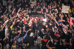 「何この一体感」「まるで映画」衝撃の感動演出 地元の英雄、25年ぶりの凱旋試合で鳥肌モノの一コマ 