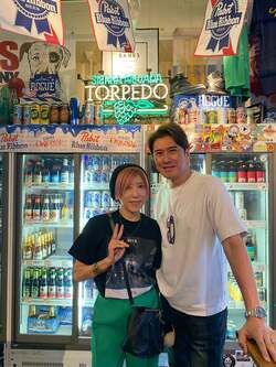 川崎麻世、“行きつけの店”でTRF・YU-KIとの2ショット公開 「店主夫妻はYU-KIがきっかけで結婚してました」