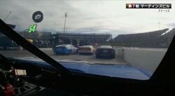 「まさに空飛ぶタイヤ」ピットレーンで目を疑う光景　放送席も驚き隠せず「あ、転がってる！」「これ相当危険ですよね」