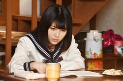 時乃（浜辺美波）のセーラー服姿に反響！渡海（成田凌）も思わず一目惚れ？ ドラマ『アリバイ崩し承ります』特別編