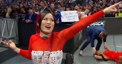日本人女子レスラー、大舞台で“屈辱的扱い”受けブチギレ…「またこの展開w」トップロープから怒りのダイブで大暴れ「顔芸するなw」