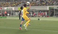 衝撃の珍プレー！「これはバレる」東京Vの守護神がまさかの“ハンド”でイエローカード「そこはヘディングやろ」