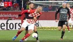 スタジアムから大ブーイング！「えっ？俺？」抱きつきホールドされたマインツFWのファウル判定に「逆でしょ」などの声、しかし実は肘が顔面に…