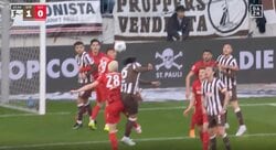 場内騒然！日本代表・安藤智哉、衝撃の“190cm豪快ヘッド”「打点高すぎ」強靭フィジカル→ドイツ代表の上から叩き落とす「デンジャー！」 