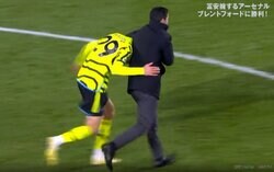 「首をw」監督が決勝点ヒーローをヘッドロック！？アルテタがハヴァーツをサポーター前に連行し、「ほんと仲良い」「愛だわ」などアーセナル・ファンもほっこり
