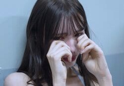 中条あやみ似のモデル美女が舞台裏で大号泣…本番ステージで一体何が？嗚咽も