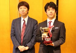 藤井聡太七段、新人王表彰式に出席「優勝で卒業できてうれしい」