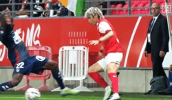 そこで股抜き！？ 伊東純也の“スーパー突破”が大反響「技術も凄いんです！」「何回でも見てしまう」リーグアン公式Ｘでバズる