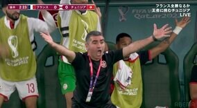 監督、選手が揃って「なんで！？」と一斉抗議のオーバーリアクション PK要望のサポーターはVARポーズも