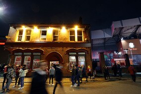 「ナタなどで武装した集団が…」暴徒100人がパブを襲撃！ イングランドファンを装ったドイツ人も。現地に衝撃広がる