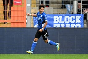 ｢日本代表に呼んでくれ｣!! 奥川雅也が今季4ゴール目!! 冷静にダイレクトで合わせて貴重な追加点! ビーレフェルトの3試合ぶり勝利に貢献