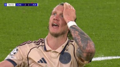 「もろに顔面入ってる」額から大流血！スパイク足裏が頭部を直撃するアクシデント「もつれたあとか」「故意ではないだろうけど」血まみれ顔にスタジアム騒然