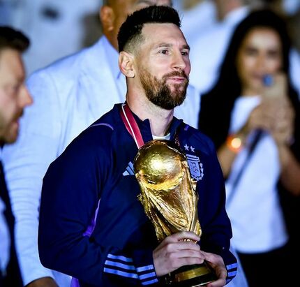 史上最高のショットだ」英雄メッシ、ベッドでW杯トロフィーを抱えて