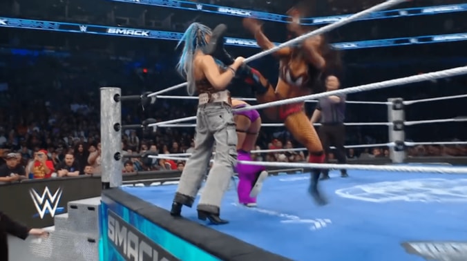 キアナのキックはジュリアに誤爆