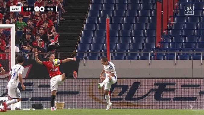 「審判よくみてたな」浦和DFの際ど過ぎる“ハンド未遂”が話題に「うまくすり抜けたんか？」「ちょうど間を…」元日本代表も笑った“超絶かわし”の瞬間 5枚目