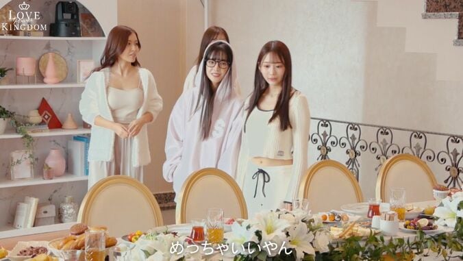 【写真・画像】国宝級バストを誇るモテNo.1美女、キャミソール1枚のセクシーな寝起き姿を披露　2枚目