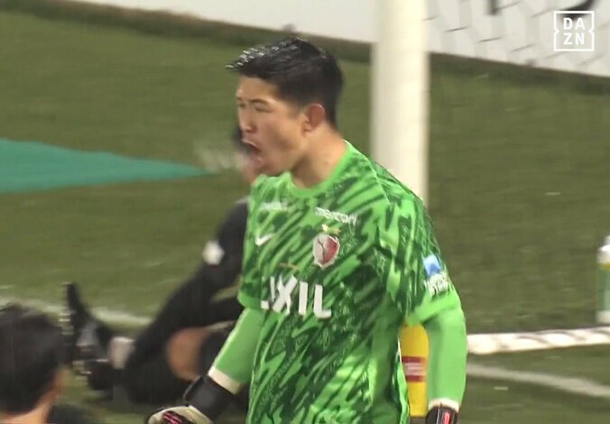 嘘だろ…？ 鹿島GKの“神セーブ”にファン衝撃「バケモンやん」「えぐいって」「他サポでも痺れる」早川友基の２連続ブロックに柏攻撃陣も唖然 2枚目