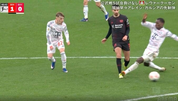 【写真・画像】「マジかよ！？」日本代表DF安藤智哉、強烈シュート直撃の“まさかの展開”「スゲえw」至近距離からのボールを弾き飛ばす“強靭ディフェンス”　1枚目