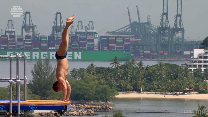 鳥肌もの！ビル9階の高さで逆立ちジャンプ→4回転宙返りする衝撃の大技炸裂の瞬間「腕でジャンプしてる」メダリストも感嘆 4枚目