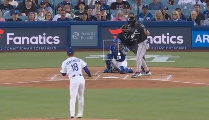 【写真・画像】なぜ打った…？ 山本由伸、危険な魔球で“想定外のハプニング”「これはアカン」「ヤバいな」打者の手元で曲がりすぎるボール→自打球直撃で悶絶　1枚目