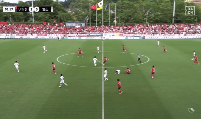 ハーフウェーラインから右足を振り抜いた大西悠介