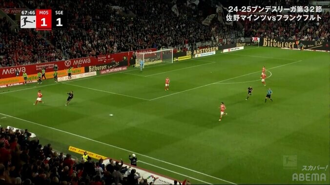 佐野海舟にスタンディングオベーション！ 爆速帰陣→“ボール回収”を現地ファン大絶賛「足も速い」「愛されてるな」 4枚目