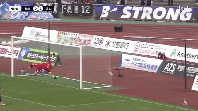 「こんなのみたことない」「一生語り継がれるゴール」風に乗る“40m級”スーパーロングFK弾がSNSで話題沸騰「ゴラッソ過ぎる」神コースに叩き込んだファン騒然の一撃 3枚目