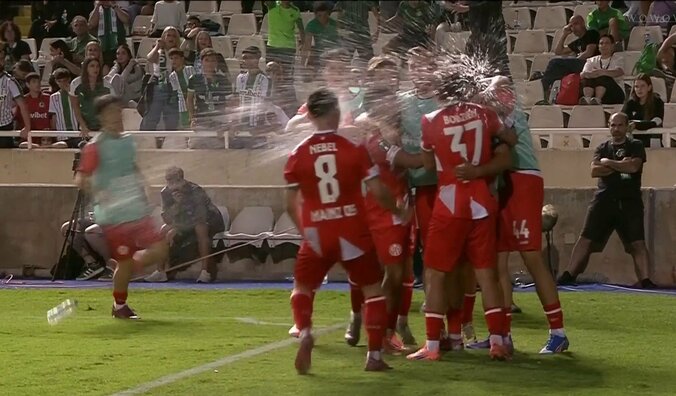 【映像】投げたペットボトルが選手の頭を直撃