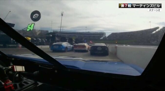 【写真・画像】「まさに空飛ぶタイヤ」ピットレーンで目を疑う光景　放送席も驚き隠せず「あ、転がってる！」「これ相当危険ですよね」　1枚目