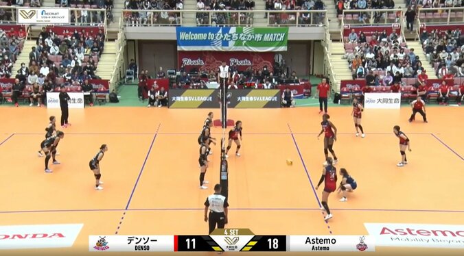 まるで魔球のような軌道を描いたサーブ