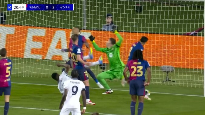 「変態」「破壊力が違う」SNSで沸騰中！バルサ守備陣が硬直した規格外のバイシクルシュート炸裂の瞬間 4枚目