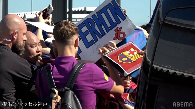 バルサ来日で大熱狂！ ヤマルは“スタッフ制止”の珍事？ ペドリやレヴァンドフスキらが“神対応”笑顔でファンサービス 5枚目