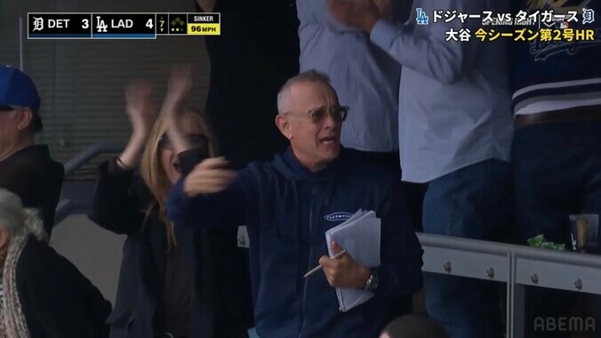 大はしゃぎのトムハンクス