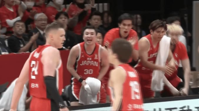 ガムシャラに飛び込む！208cm日本代表センターが“ハッスルプレー”「激アツすぎて泣ける」「貢献度が半端ない」仲間とファンの心を打った瞬間 5枚目