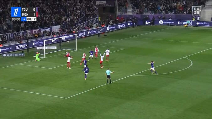 【映像】モナコGK、超高速膝スライディングでピッチ外にフェードアウトした瞬間