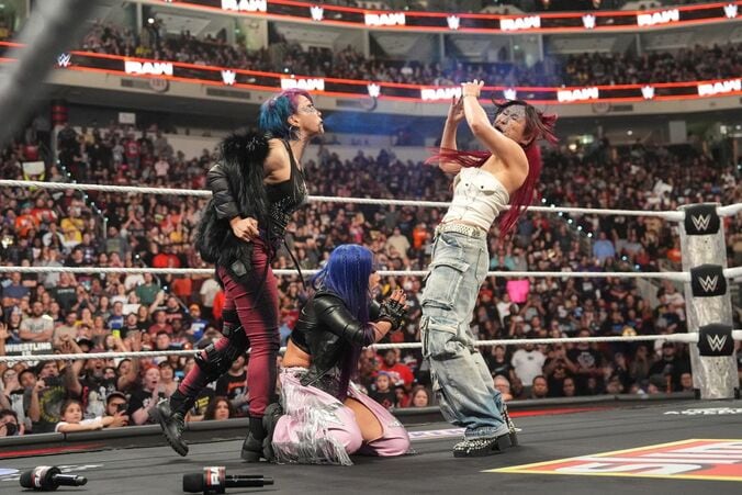 アスカに毒霧を浴びせられるイヨ