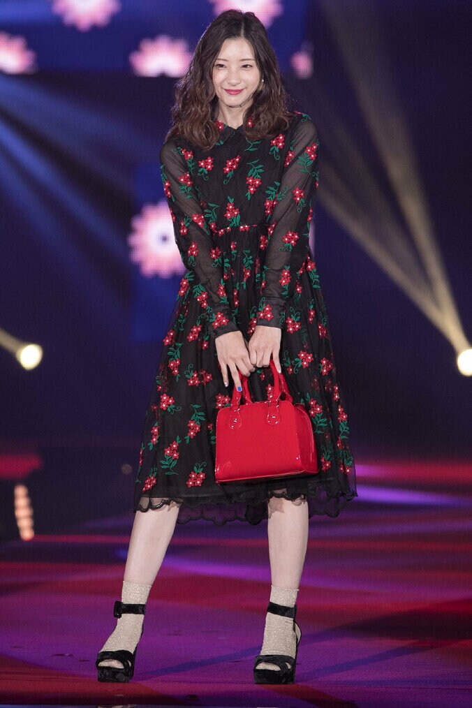 広瀬アリス＆すず姉妹の”イチャイチャ”に大歓声！ 初の幕張開催に3万1000人集結 -ガールズアワード2017A/W【画像集】 31枚目