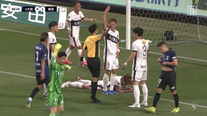 【映像】激しい衝突→頭部負傷でスタジアム騒然