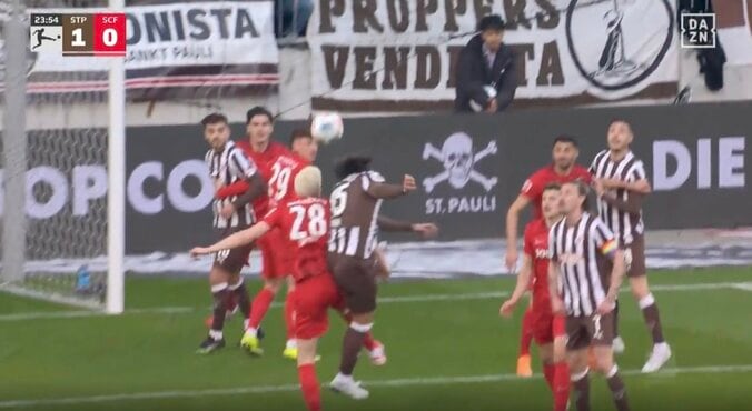 【写真・画像】「もはや暴力」佐野海舟の相手に“異変”「スゲえ」「どうした」ドイツ代表FWの体が動かなくなる「ビクともしないw」　1枚目