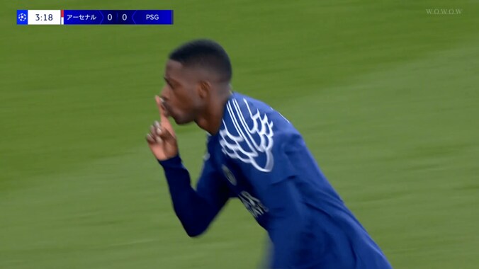 「信じられない…」PSG10番の“神業ボレー弾”に世界騒然！「なんてゴールだ」「ダイレクトでこれは上手すぎ」アーセナル守備陣を破壊した神コースの一撃【CL準決勝】 4枚目