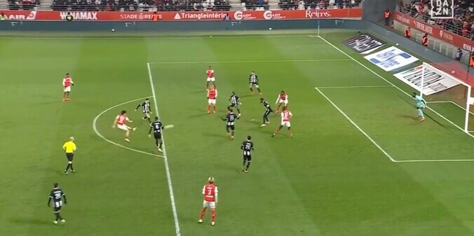 【写真・画像】何が起きた？ 伊東純也、技あり“胸トラップ”で落とす→中村敬斗がダイレクトボレー炸裂「神連係！」 ゴールを脅かす“ランス兄弟”ホットライン　1枚目