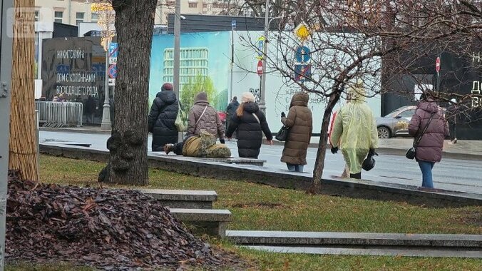 12月のモスクワ。路上で寝る人に通行人は気づかない
