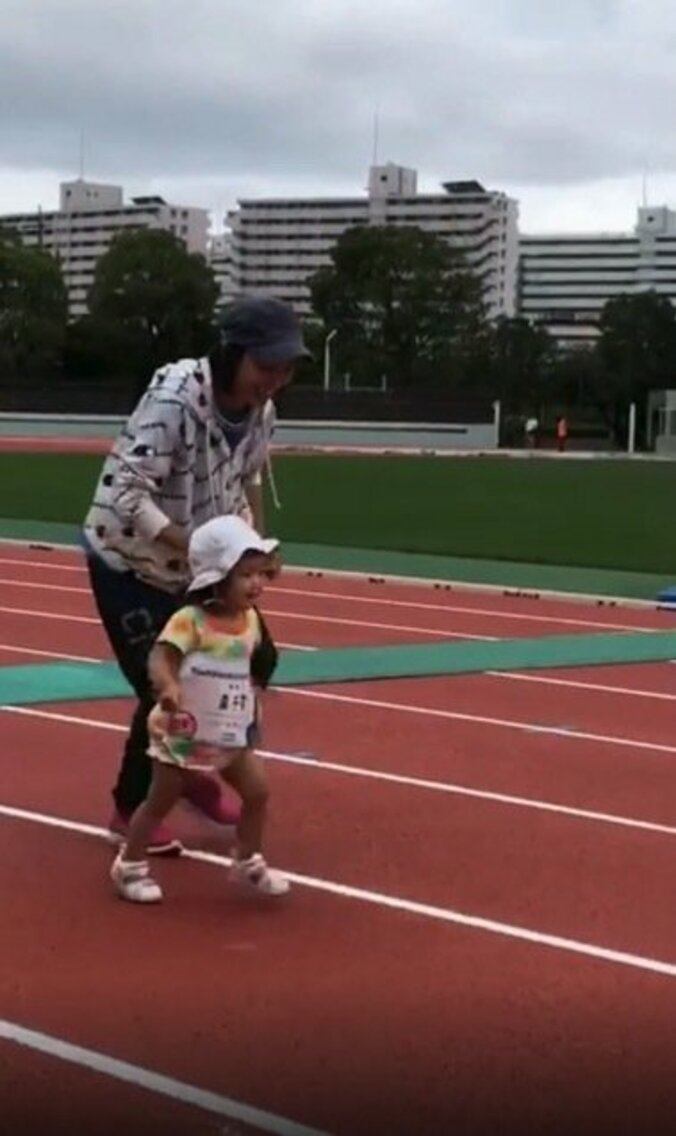金田朋子、2歳の娘が400mを完走「すごーい！」「遺伝子ですね!」の声 1枚目