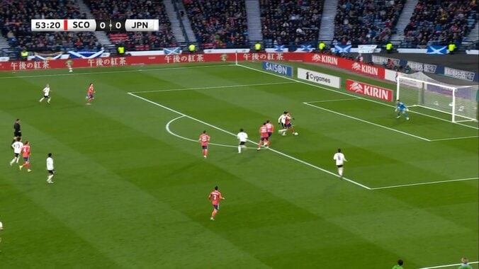 「今のどうなってんの…」三笘薫の“ビタ止めトラップ”が極上！難しい浮き球の処理に「S級なんよ」「レベチ」驚愕の声 4枚目